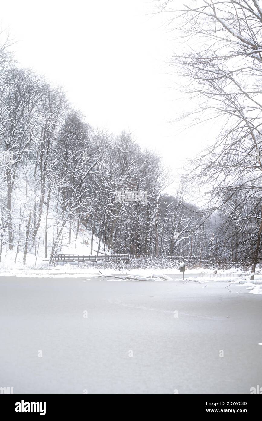 Rocky River Reservation im Winter mit Schnee bedeckt Stockfoto