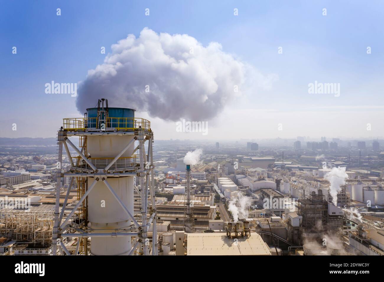 Luftaufnahme der Industrie metallurgischen Anlage Dämmerung Rauch Smog Emissionen Stockfoto