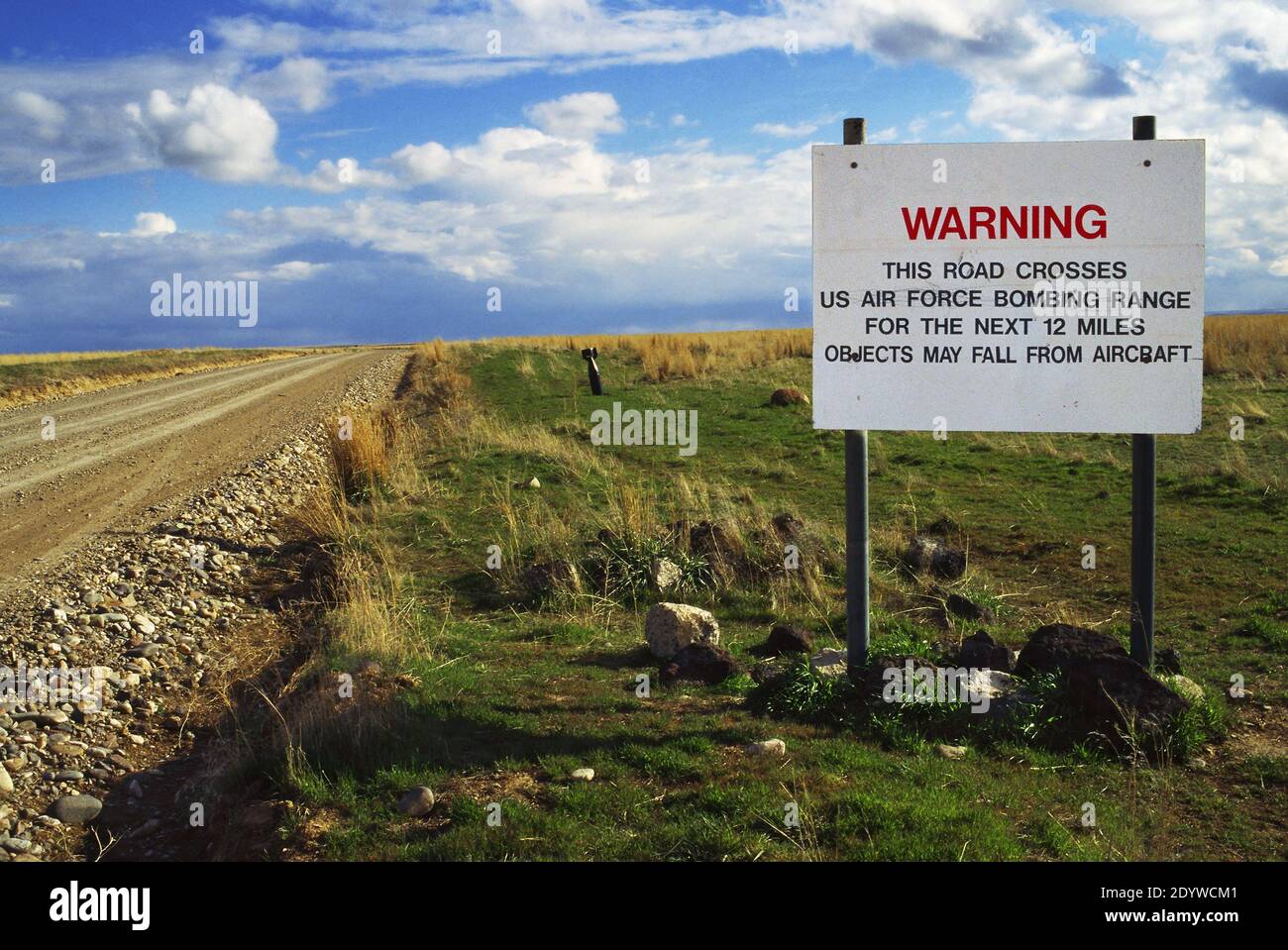 Reisende, die auf den Nebenstraßen durch Idaho's Saylor Creek Bombing Range in Owyhee County fahren, werden vor der Gefahr gewarnt, dass Objekte vom Himmel fallen. Stockfoto