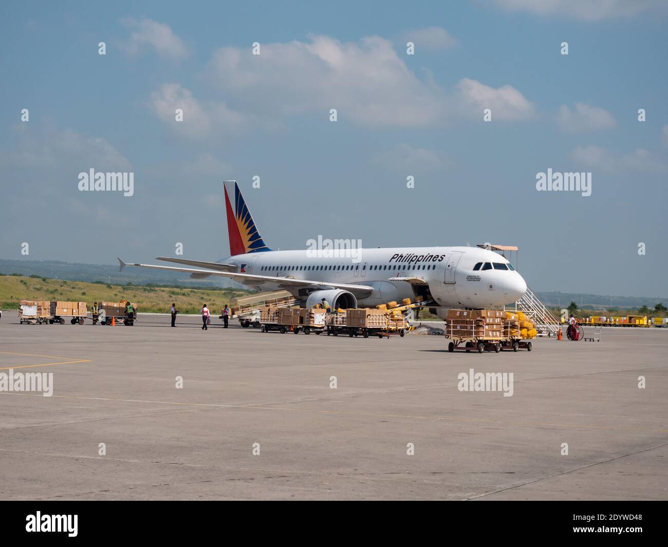 Philippine Airlines Airbus A320 wird am General Santos International Airport in General Santos City, South Cotabato, Philippinen, mit Fracht beladen Stockfoto