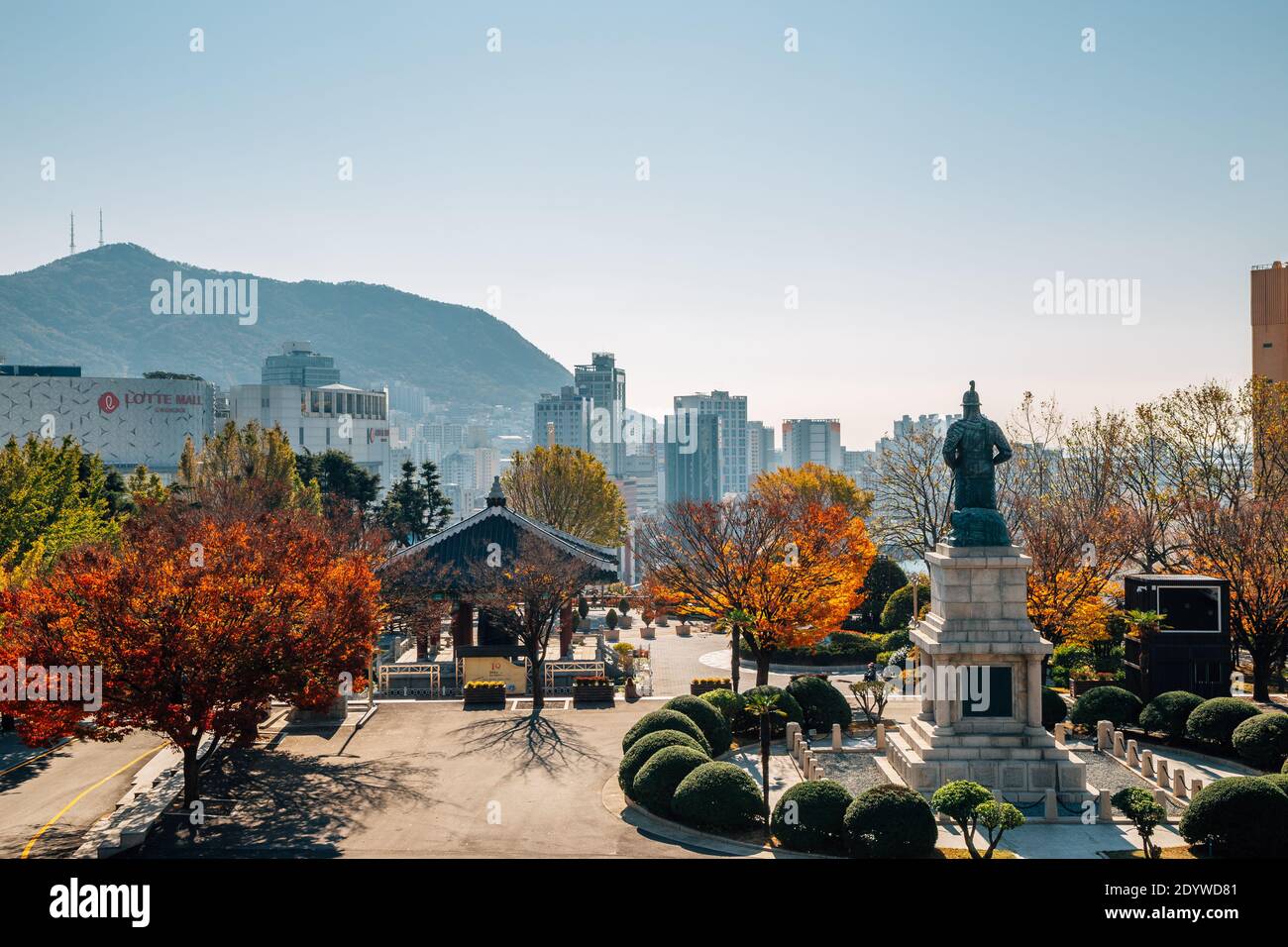 Busan, Korea - 11. November 2020 : Panorama-Blick auf den Yongdusan Park im Herbst Stockfoto