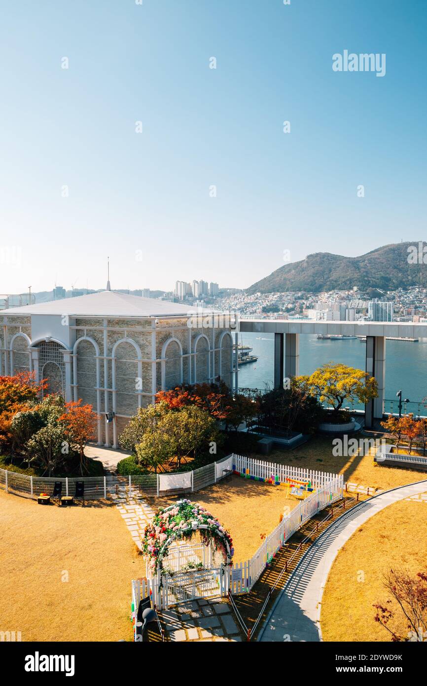 Busan, Korea - 11. November 2020 : Hafenblick vom Lotte Department Store Observatorium Stockfoto