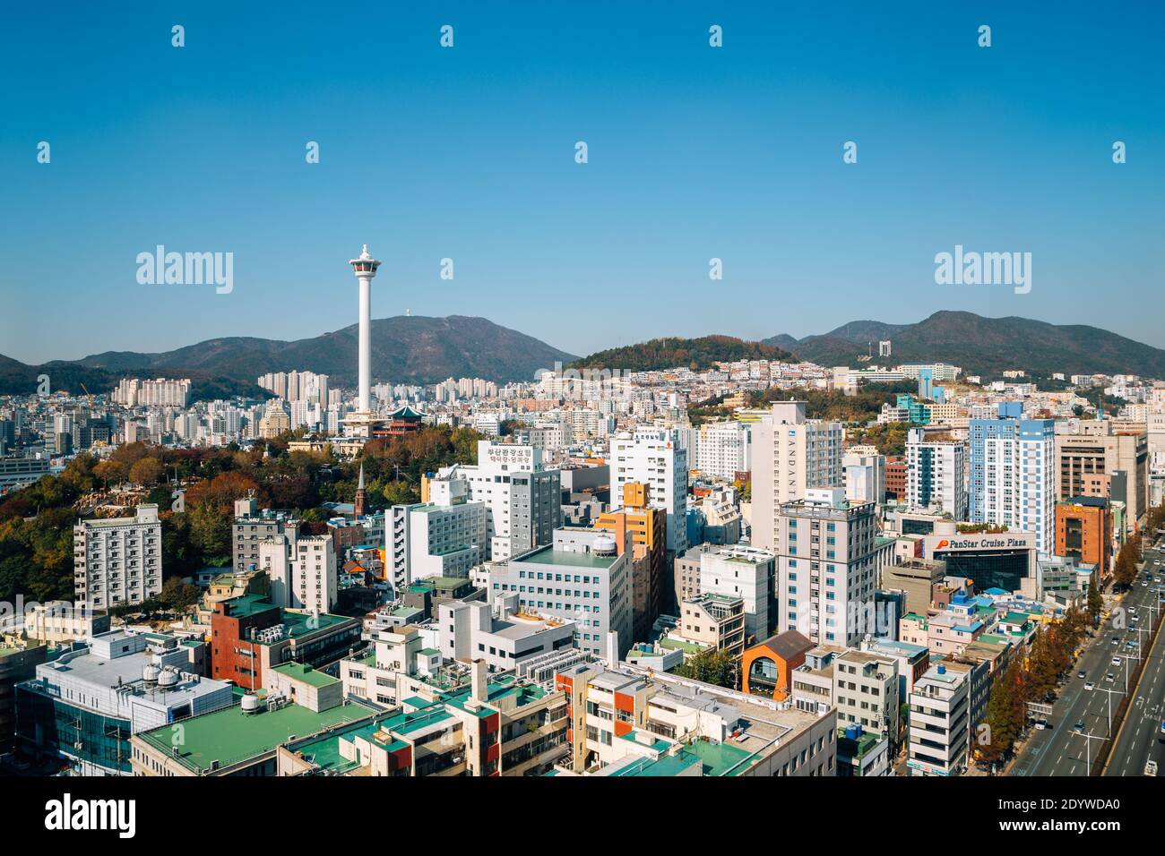 Busan, Korea - 11. November 2020 : Busan Tower und Blick auf die Innenstadt Stockfoto