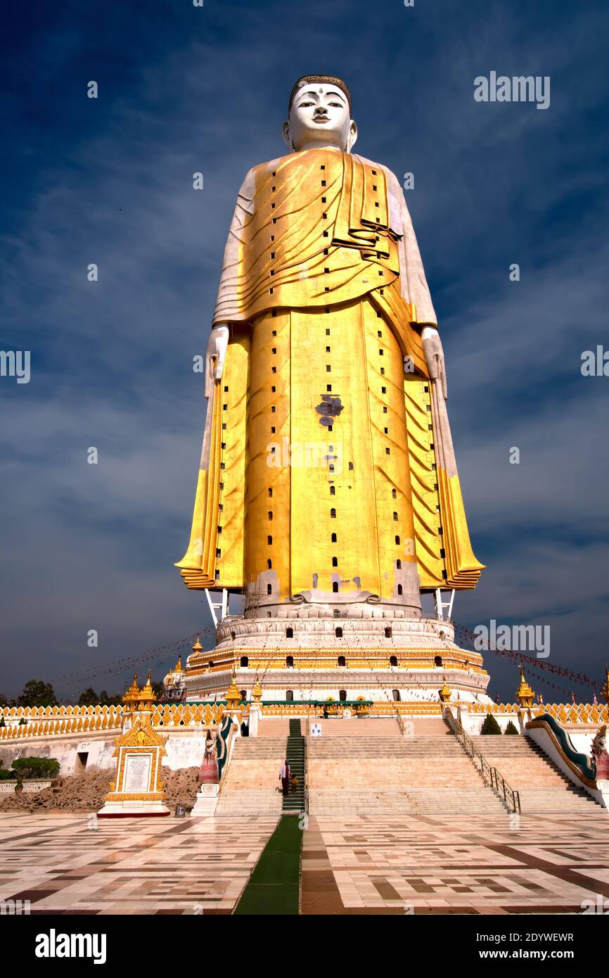 Laykyun Sekkya Buddha - Diese Buddha-Statue ist 116 Meter hoch, mit 31 Etagen. Es befindet sich im Dorf Khatakan Taung, in der Nähe von Monywa, Myanmar. Stockfoto