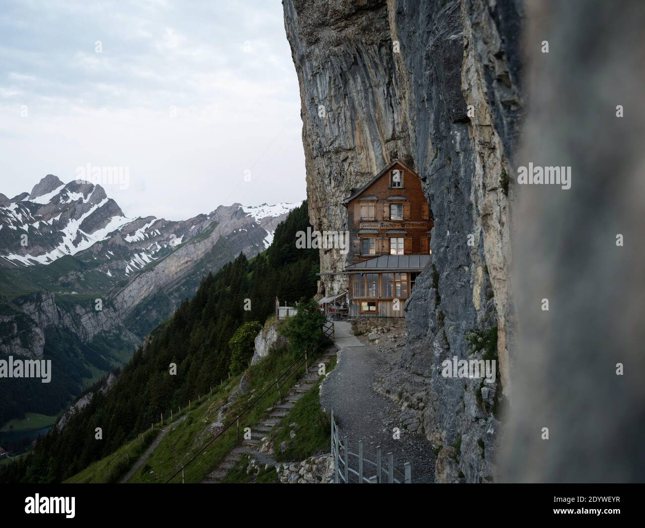 Berühmte Pension Aescher-Wildkirchli in Kalkstein Felswand Alpstein alpine gebaut Berge Appenzell Innerrhoden Schweiz Stockfoto