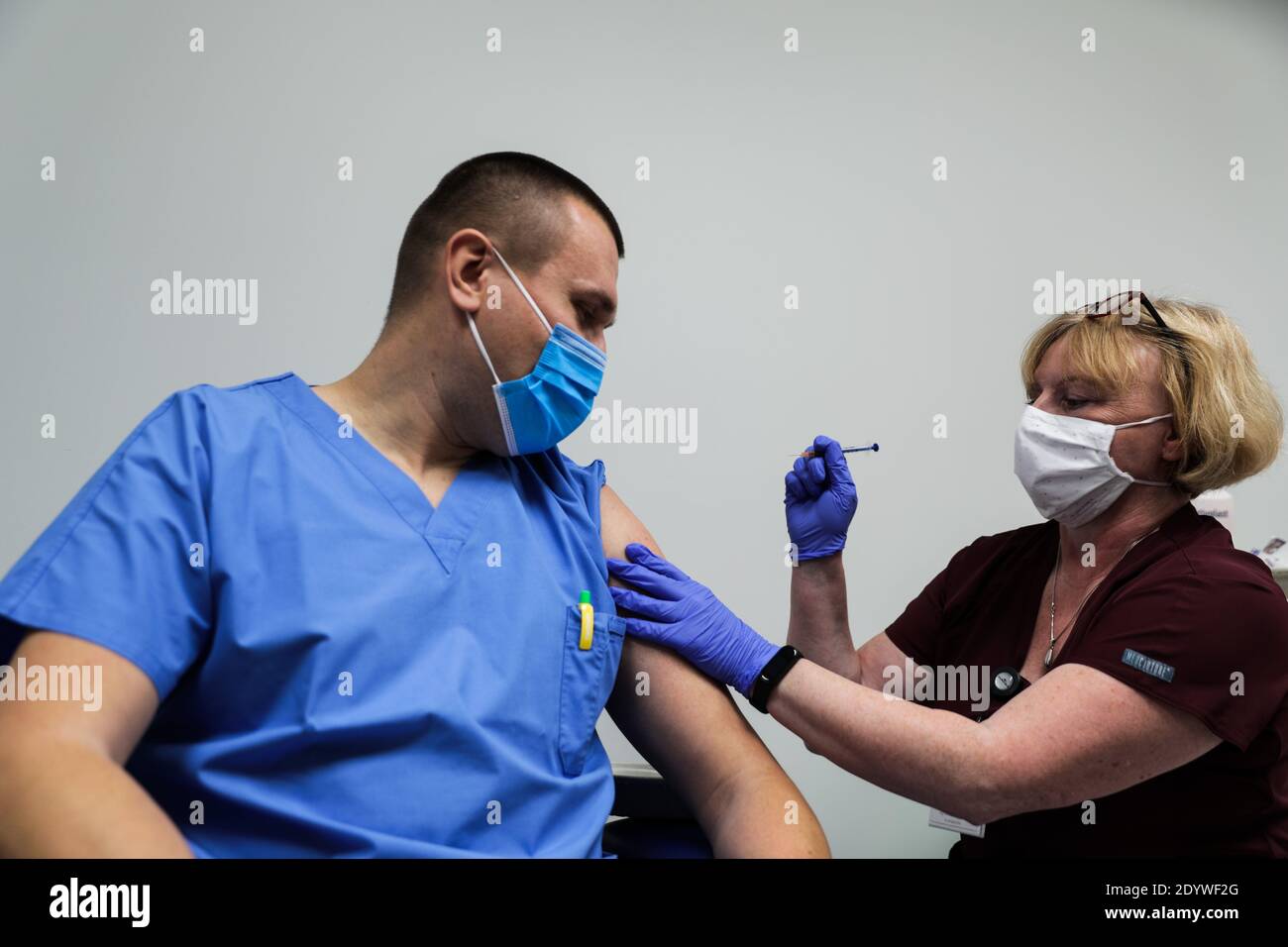 Krakau, Polen. Dezember 2020. Ein Gesundheitshelfer mit Gesichtsmaske wird im Universitätskrankenhaus Krakau geimpft.in Polen hat ein Impfprogramm gegen Covid-19 begonnen. In den Covid-Stationen arbeitende Gesundheitshelfer werden zuerst geimpft, gefolgt von Senioren und schließlich dem Rest der Bürger. Kredit: SOPA Images Limited/Alamy Live Nachrichten Stockfoto