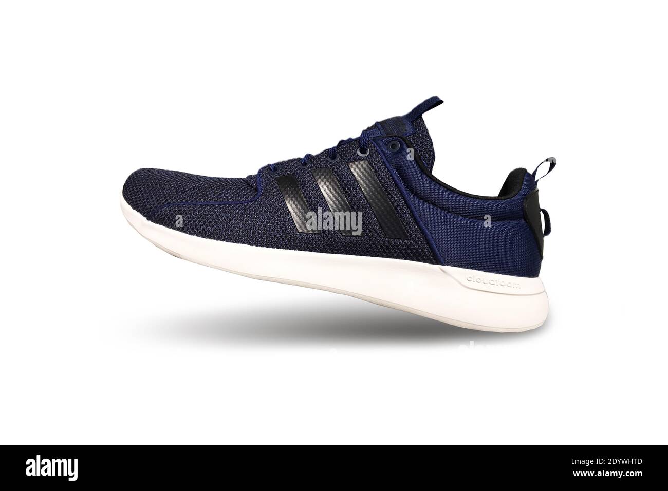 Samut Sakhon Thailand February 21, 2018 : Produkt Shoot von Adidas Herren Sport Laufschuh auf weißem Hintergrund, Adidas Laufschuhe Stockfoto