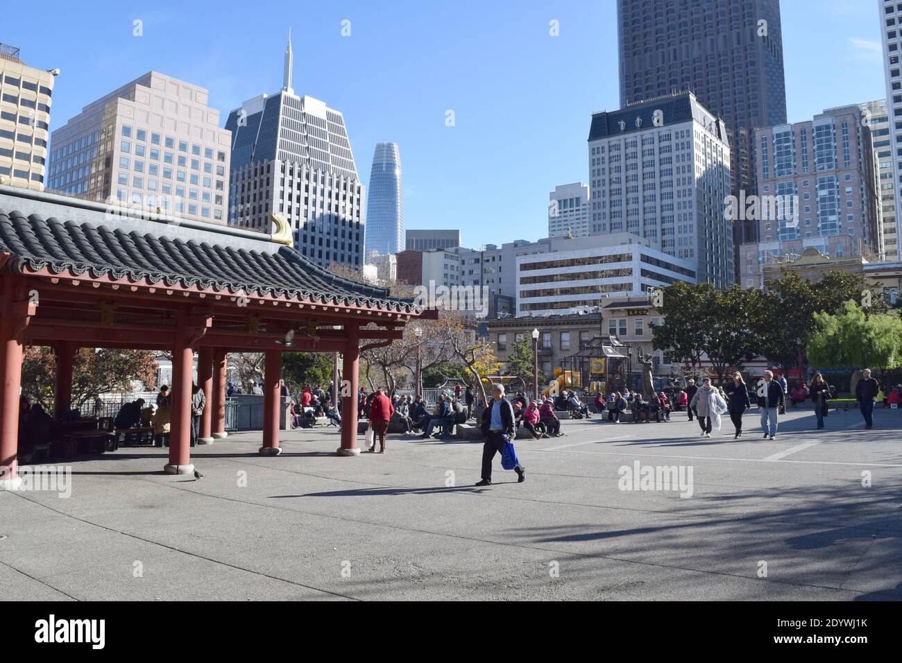 Pagodenstruktur am Portsmouth Square, in der Nähe von Chinatown, San Francisco. Stockfoto