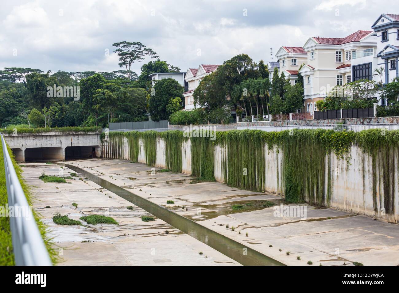 PUB geräumiges Kanaldesign, das Regenwasser während der Regenzeit ableiten kann, Überschwemmung kann zum ausgewiesenen Reservoir geleitet werden. Singapur. Stockfoto
