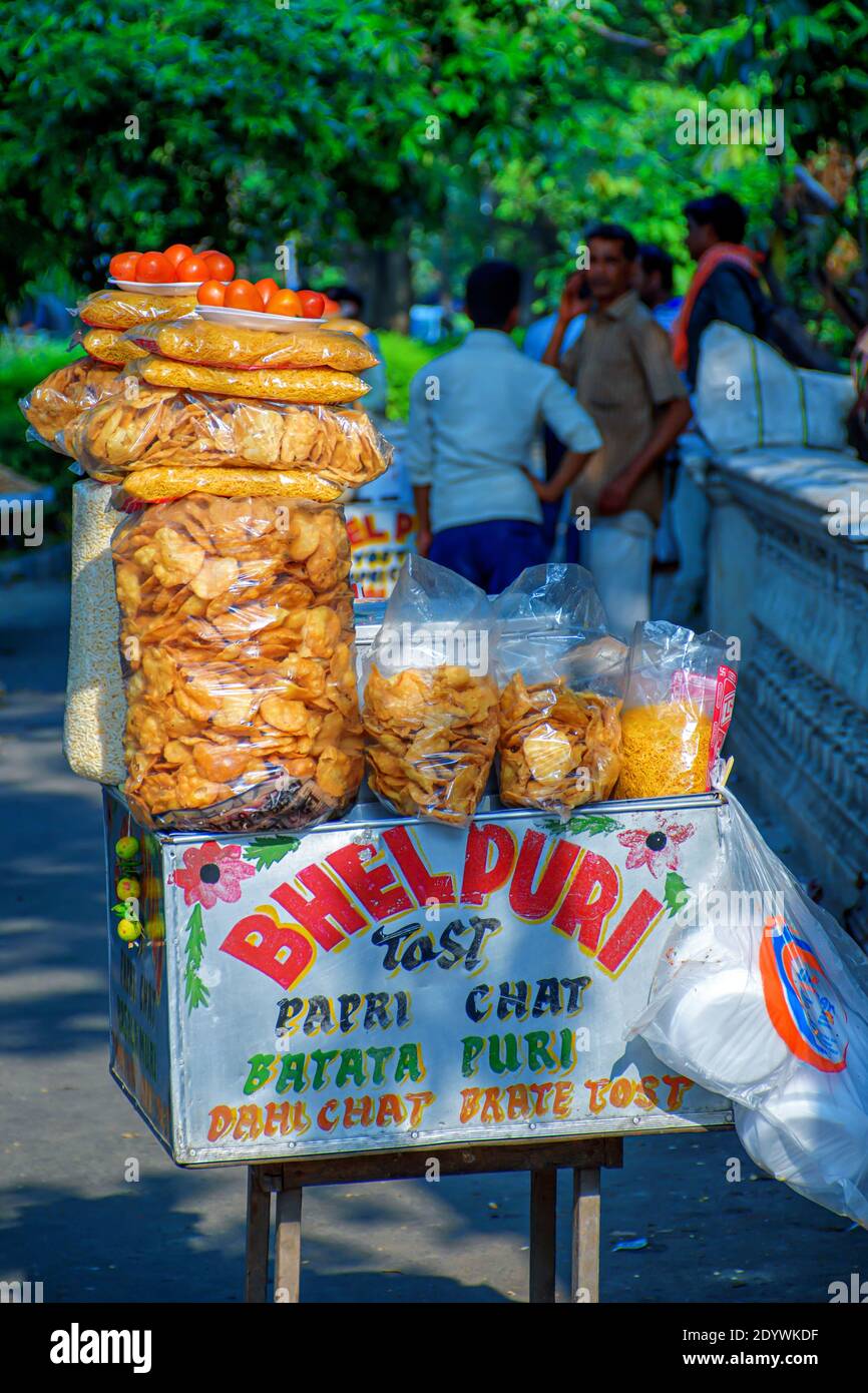 Papri Chat, bhel puri und eine Vielzahl von Chats, die von einem Fast-Food-Händler in seinem Warenkorb neben einer Straße in Kalkutta, Indien am 2019. Mai verkauft werden Stockfoto