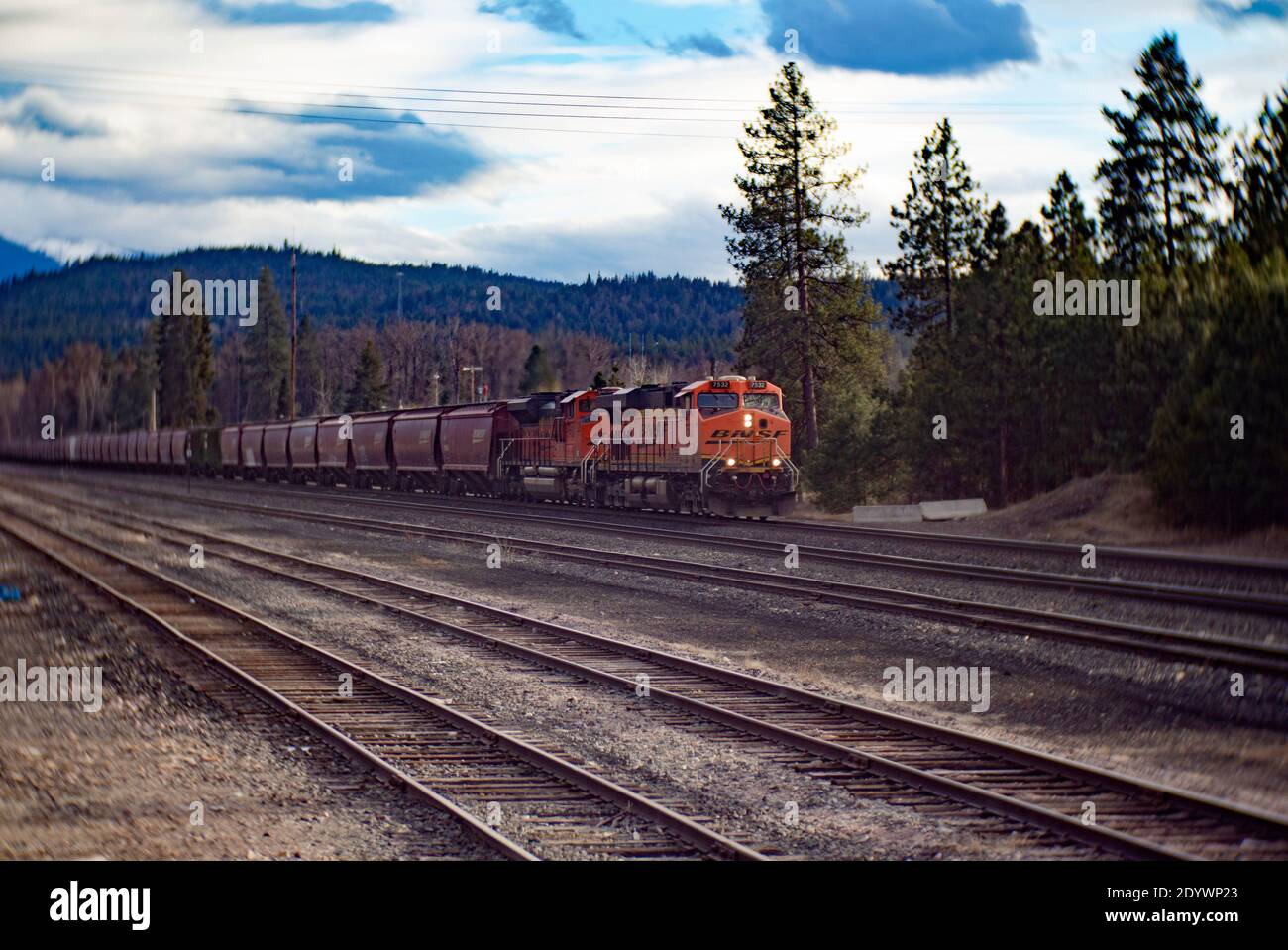 Ein BNSF-Güterzug, der die Gleise in der Stadt Troy, Montana, abfährt. Stockfoto