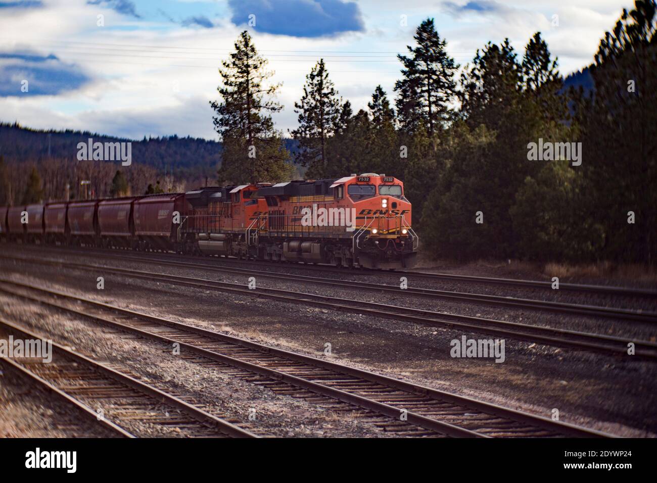 Ein BNSF-Güterzug, der die Gleise in der Stadt Troy, Montana, abfährt. Stockfoto