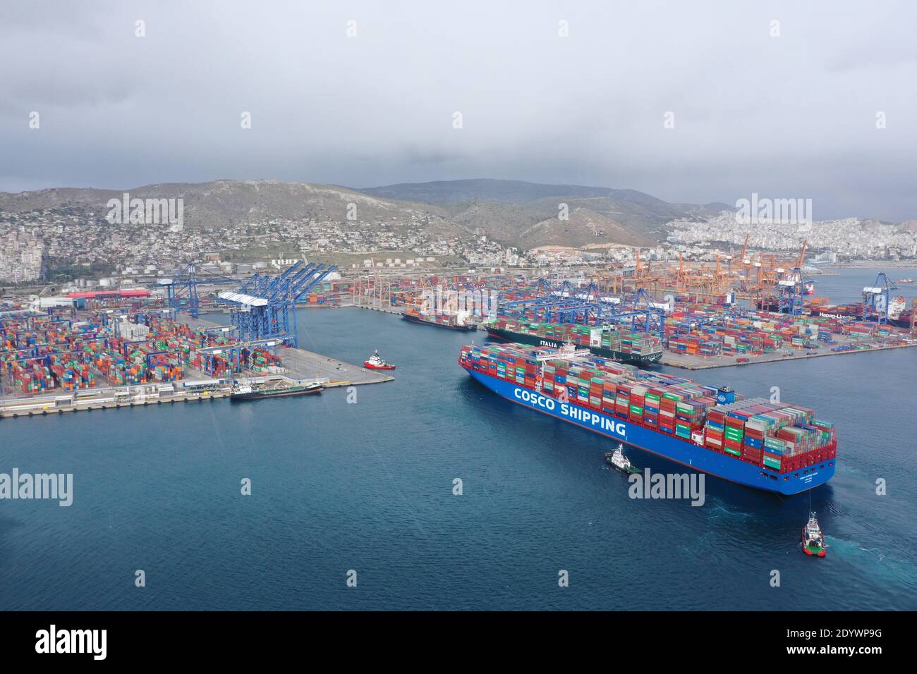 Peking, China. Februar 2019. Luftbild aufgenommen am 15. Februar 2019 zeigt die COSCO Shipping Pisces, eines der weltweit größten Containerschiffe mit einer Kapazität von 20,000 TEU, nähert sich Piräus Hafen, Griechenland. Quelle: Wu Lu/Xinhua/Alamy Live News Stockfoto