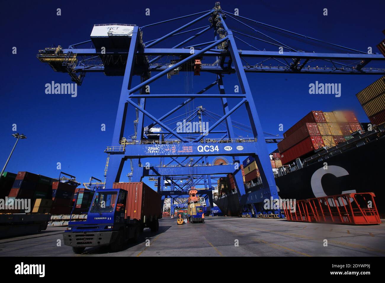 Peking, China. Januar 2019. Das Foto vom 16. Januar 2019 zeigt den Containerterminal des griechischen Hafens Piräus. Quelle: Marios Lolos/Xinhua/Alamy Live News Stockfoto