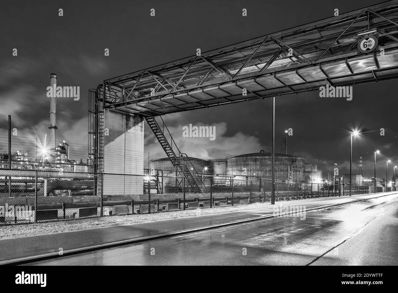 Regnerische Nachtszene mit Pipeline-Überführung in der petrochemischen Produktionsanlage, Hafen von Antwerpen, Belgien. Stockfoto