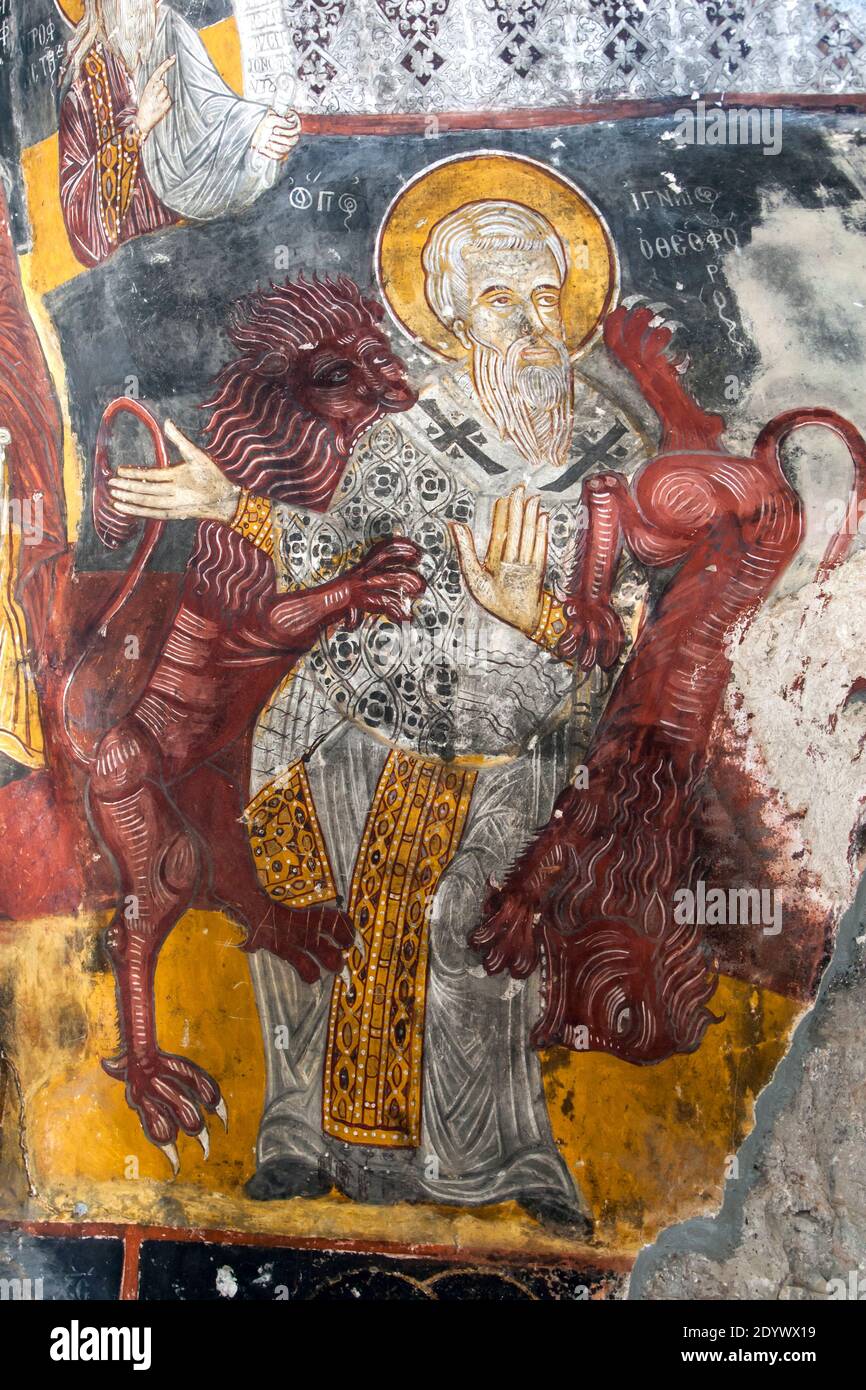 Ein Fresko mit Löwen, die eine religiöse Figur auf der Innenwand der Felsenkirche im Kloster Sumela in der türkischen Provinz Trabzon angreifen. Stockfoto