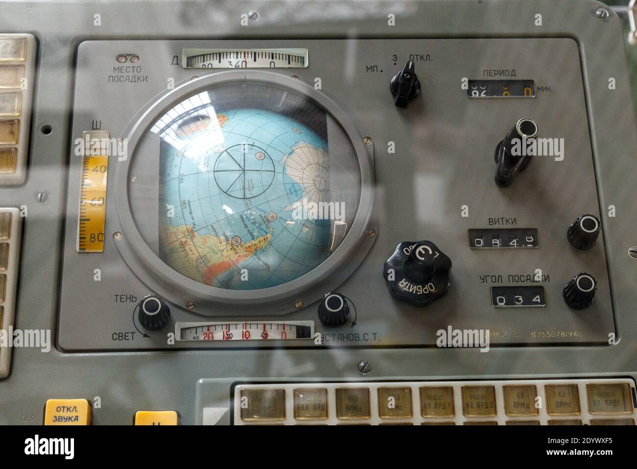 Moskau, Russland - 28. November 2018: Das Bedienfeld des ersten Sojus-Raumschiffs. Alte Display-Navigationsleiste, Armaturenbrett-Ausstattung Stockfoto