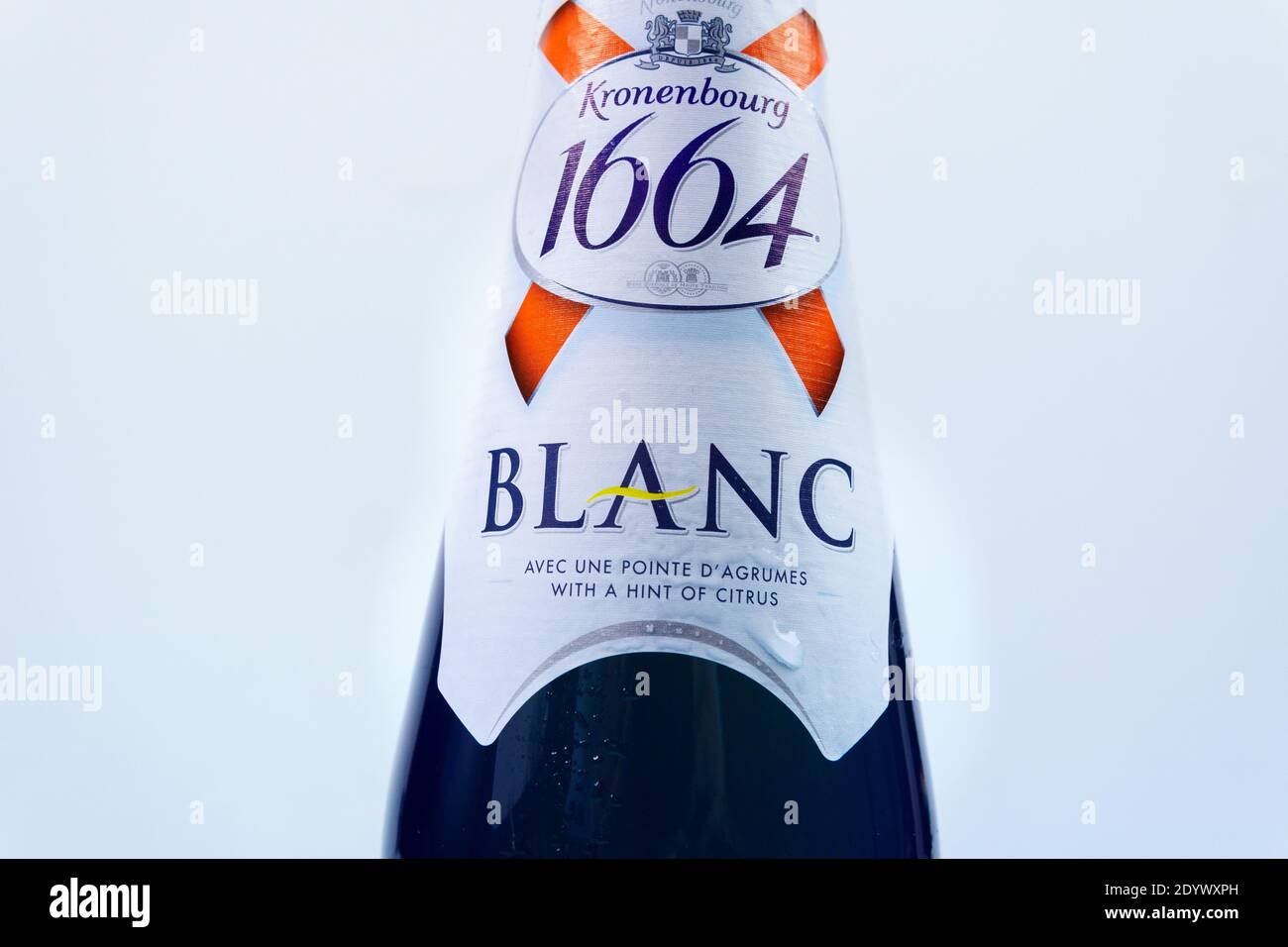 Tyumen, Russland-23. Dezember 2020: Kronenbourg 1664 Blanc ist eine der führenden Marken des internationalen Brauunternehmens Carlsberg Group Stockfoto