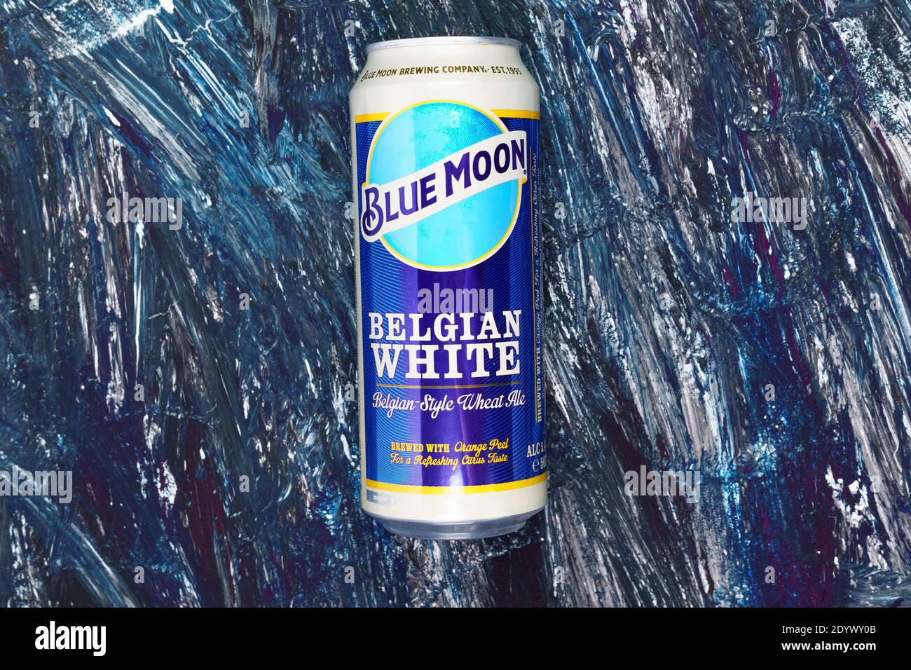 Tjumen, Russland-23. Dezember 2020: Blue Moon Belgian White Ale. Importabteilung von MillerCoors mit Sitz in Chicago. Selektiver Fokus Stockfoto