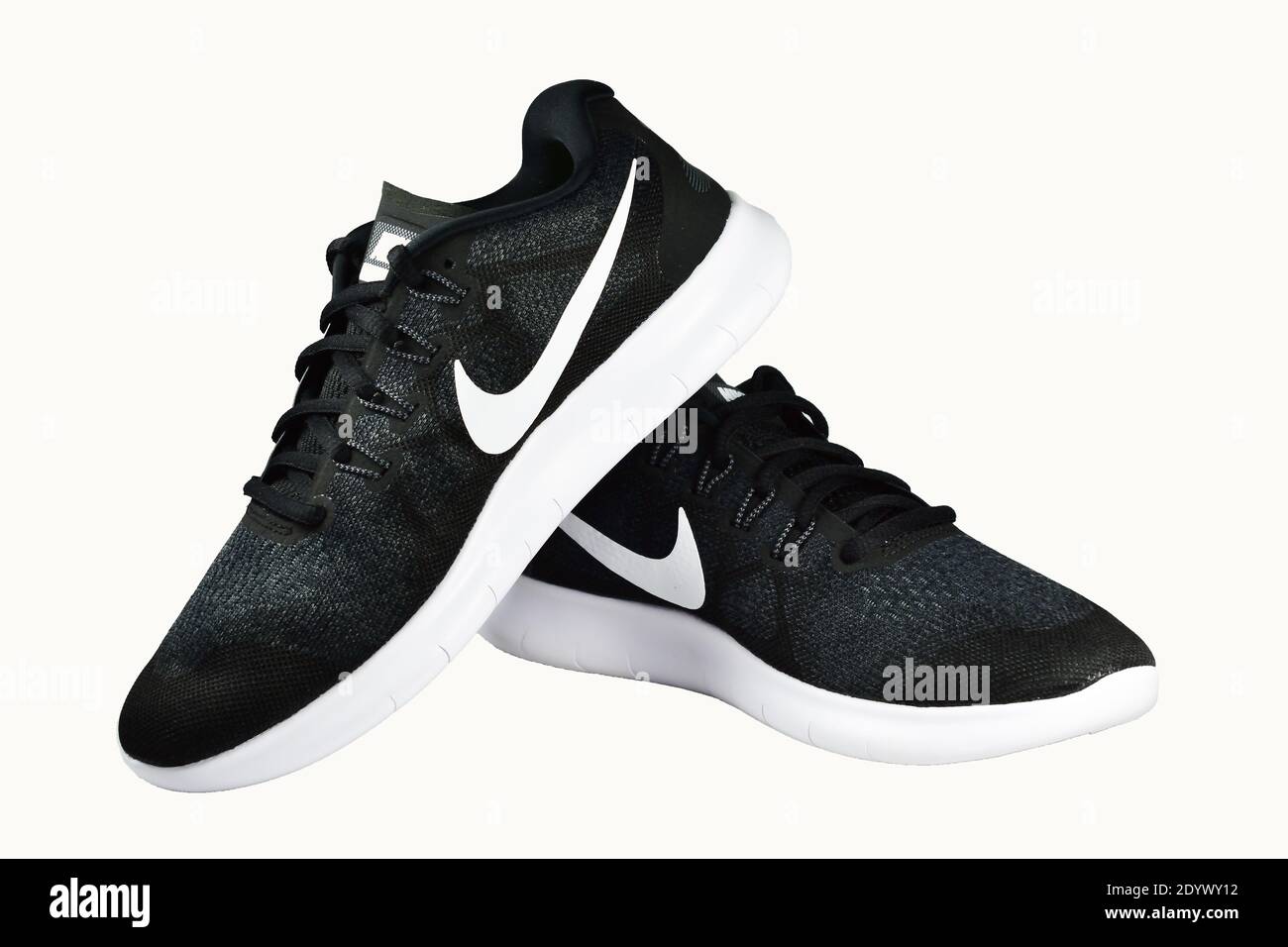 Samut Sakhon Thailand August 13, 2018: Produkt Schießen von Nike Herren sport Laufschuh auf weißem Hintergrund, Nike Laufschuhe Stockfoto