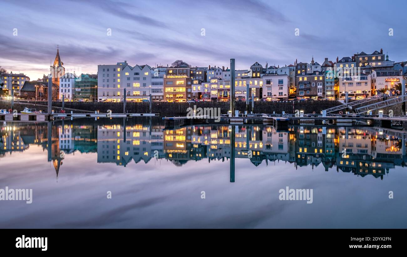 St. Peter Port, Guernsey, direkt am Meer bei Sonnenuntergang Stockfoto