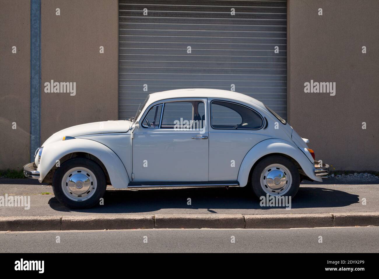 Bayeux, Frankreich - August 06 2020: Der Volkswagen Beetle wird seit 1938 vom deutschen Automobilhersteller Volkswagen (VW) hergestellt und vermarktet. Stockfoto