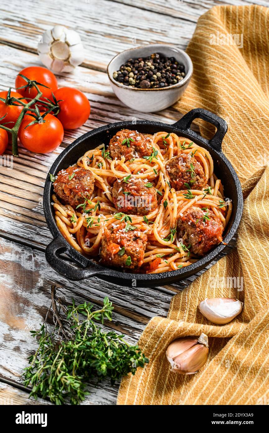 Spaghetti mit Fleischbällchen und Tomatensauce. Weißer Holzhintergrund. Draufsicht Stockfoto