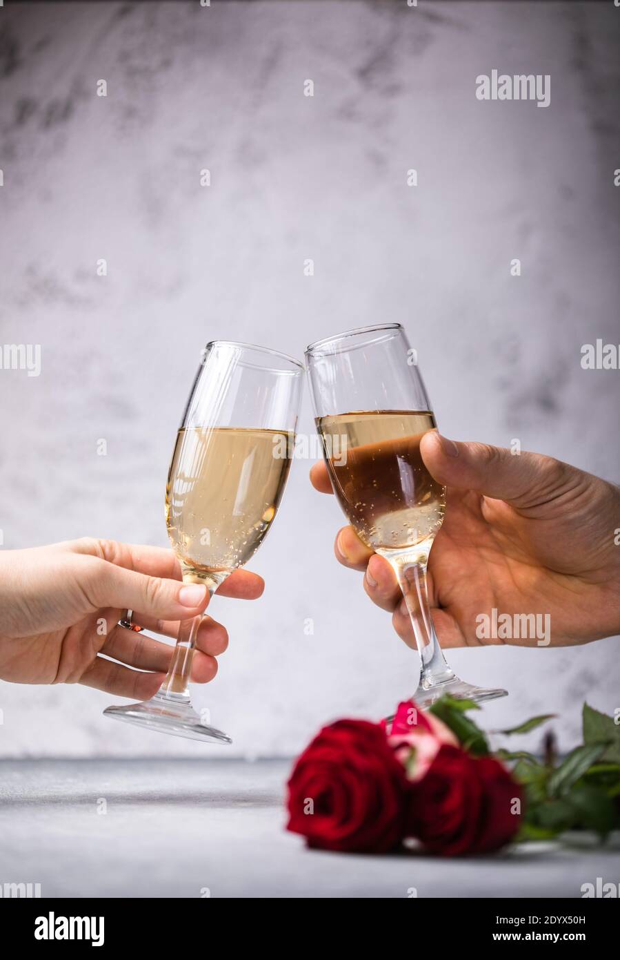 Crope Nahaufnahme von Mann und Frau halten Gläser mit Champagner oder  Weinstock clink begrüßen mit Valentinstag Tag vor weißem Hintergrund.  Feiern Stockfotografie - Alamy