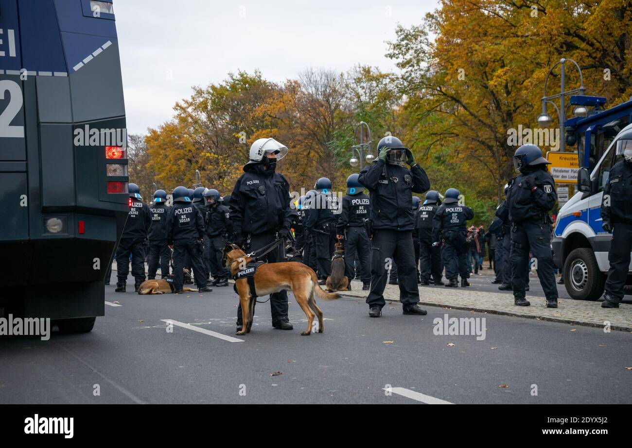 BERLIN´N, DEUTSCHLAND - 18. NOV 2020: BERLIN, DEUTSCHLAND 18.11.2020. Demo in Berlin mit der Polizei an der Siegessäule gegen die Corona Covid-19 Regulat Stockfoto