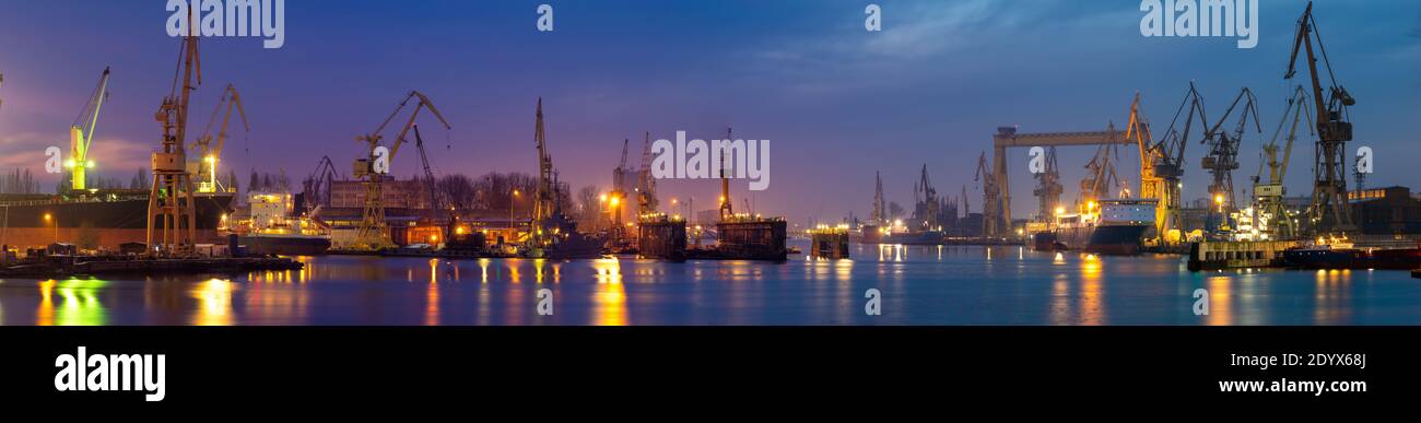 Nachtpanorama der industriellen Landschaft Stockfoto
