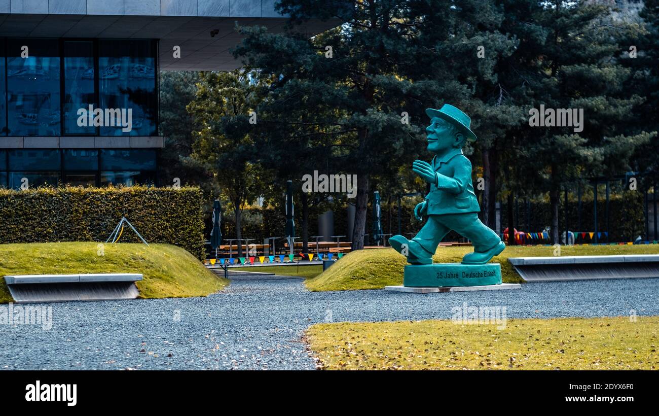 Berlin, Deutschland - 20. September 2019: Niedliche riesige Ampelmann Statue in Berlin, Deutschland Stockfoto