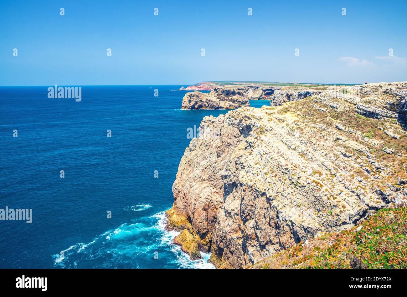 Felsen und Klippen des Atlantischen Ozeans nahe Kap Saint Vincent Cabo de Sao Vicente südwestlichster Punkt des europäischen Festlandes, Pedra das Gaivotas Insel, P Stockfoto