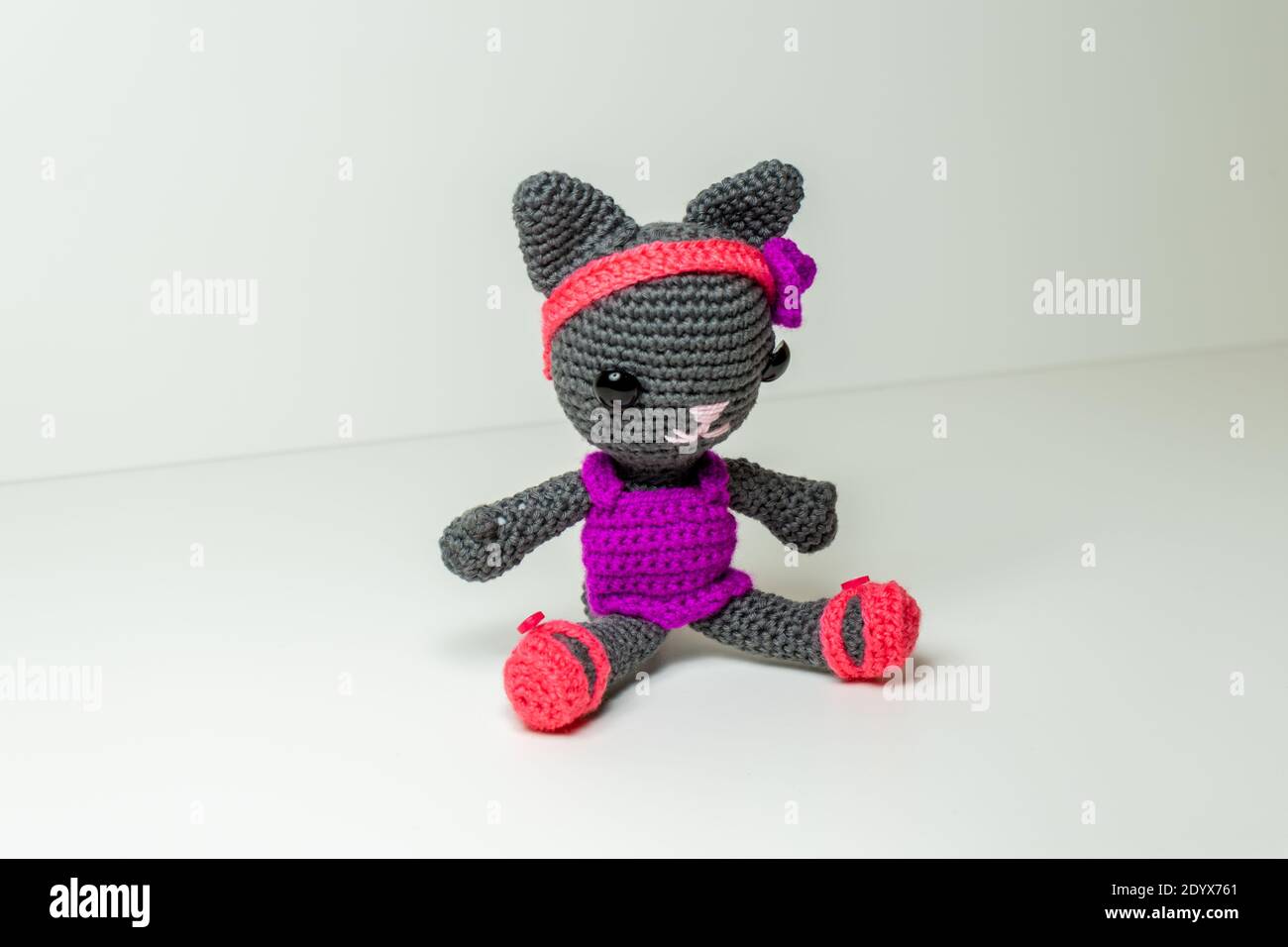 Amigurumi Katze in Grau und Rosa selbstgemacht Stockfoto