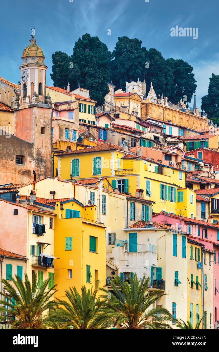 Menton, Provence-Alpes-Côte d'Azur, Alpes-Maritimes, Frankreich. Pastellfarbenen Häusern in der Altstadt farbige, typisch für Städte an der Französischen Riviera. Die Chur Stockfoto