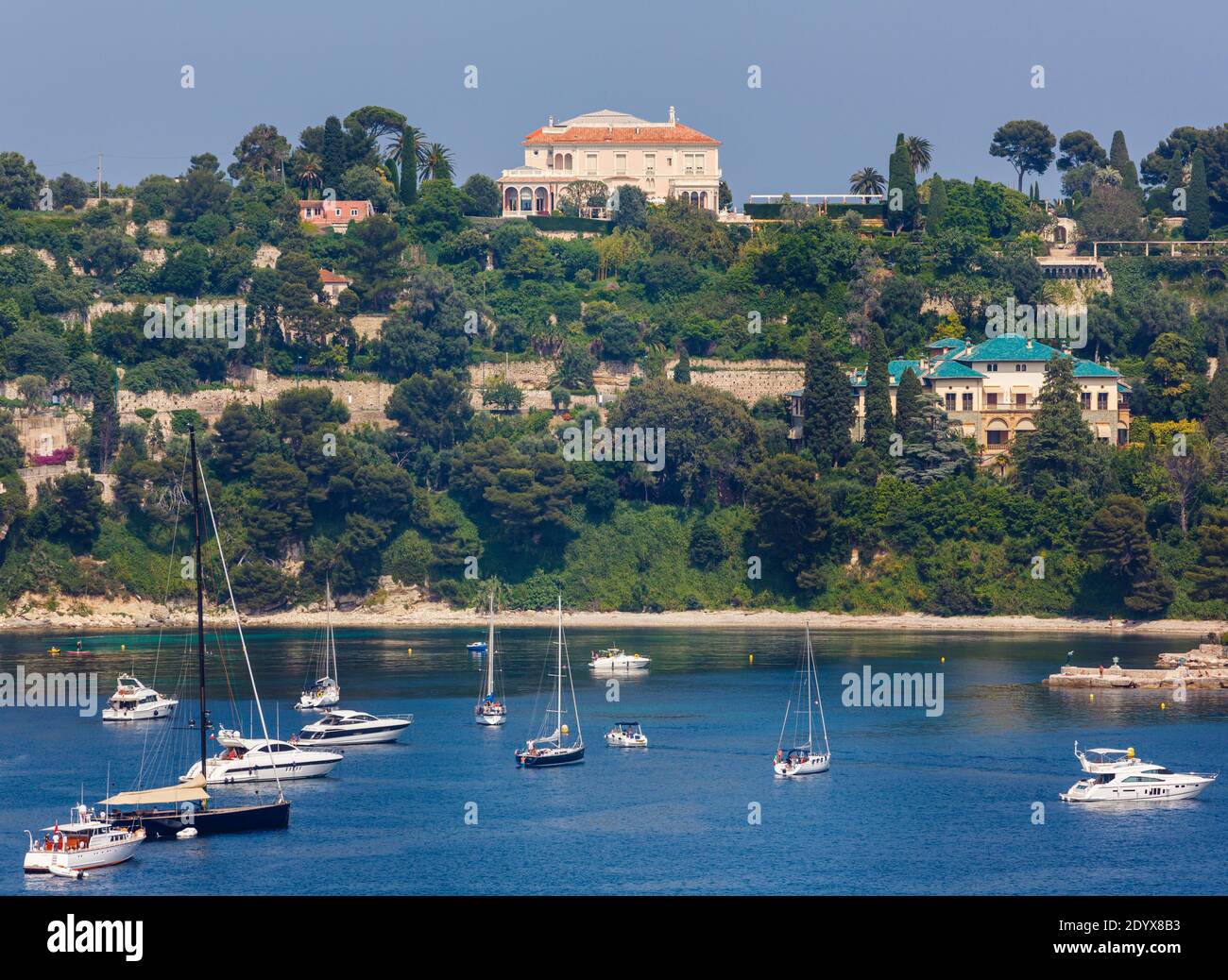 Saint-Jean-Cap-Ferrat, Cote d'Azur, Französische Riviera, Alpes-Maritimes, Frankreich. Blick über die Bucht zur Villa Ephrussi de Rothschild. Stockfoto