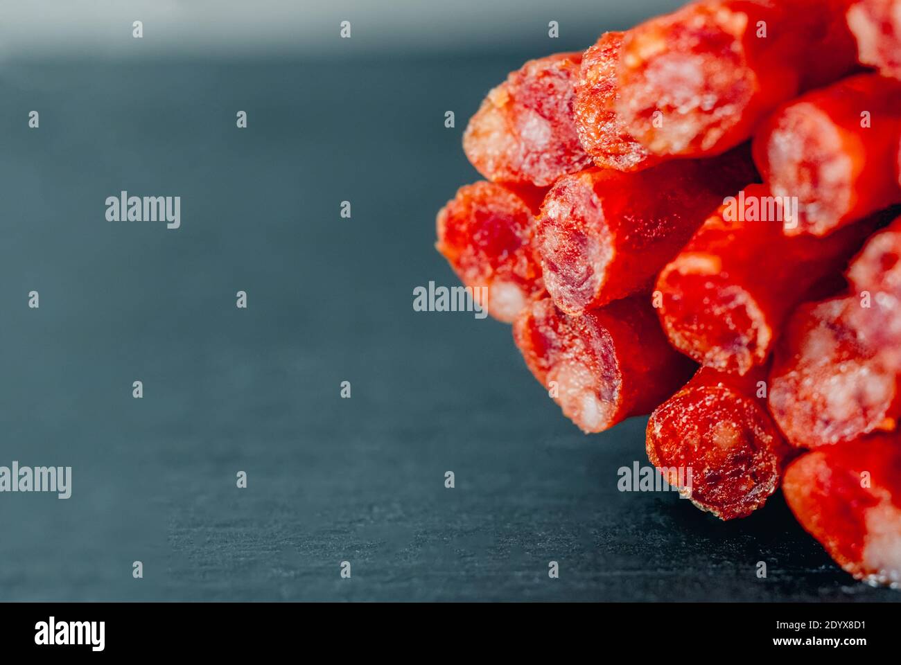 Chili Wurst oder Kabanos Makro auf dunklem Hintergrund Stockfoto