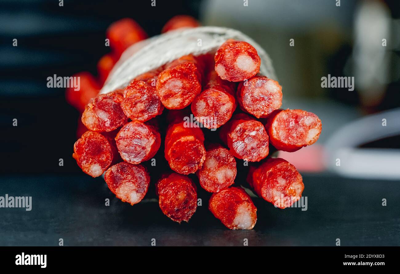 Kabanos traditionelle polnische lang geräucherte Würstchen, Nahaufnahme Stockfoto