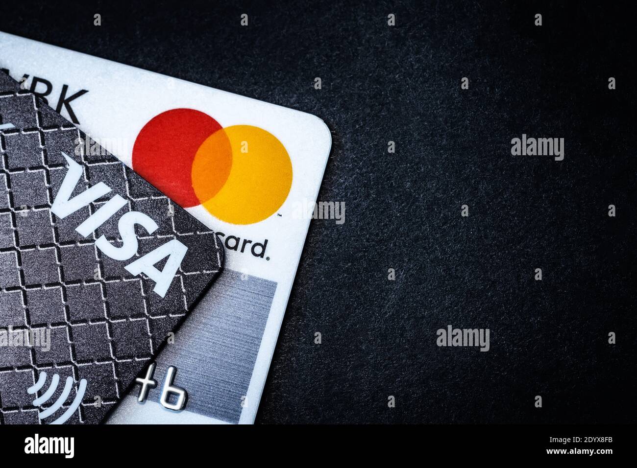 Kiew, Ukraine - 03. Juni 2020: Kreditkarten Visa und Mastercard auf schwarz mit Kopierraum Stockfoto