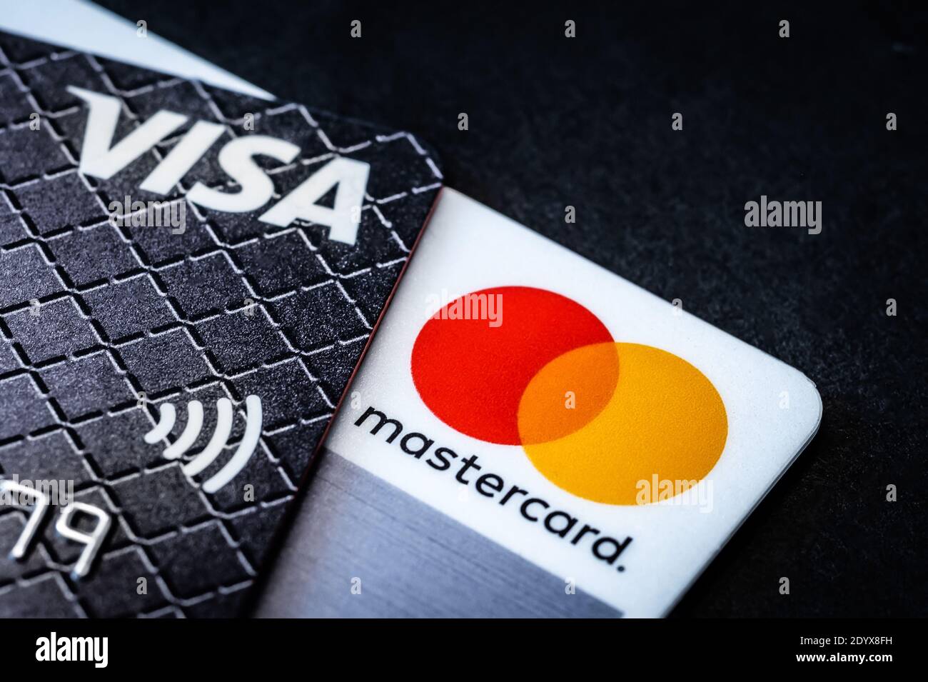Kiew, Ukraine - 03. Juni 2020: Kreditkarten Visa und Mastercard auf schwarz Stockfoto