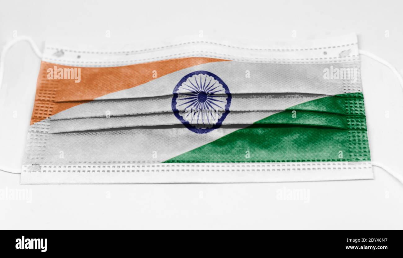 Die Nationalflagge Indiens auf einer Einweg-OP-Maske gedruckt. Coronavirus covid-19 Pandemie Prävention und Schutz. Gesundheit und Medizin Stockfoto