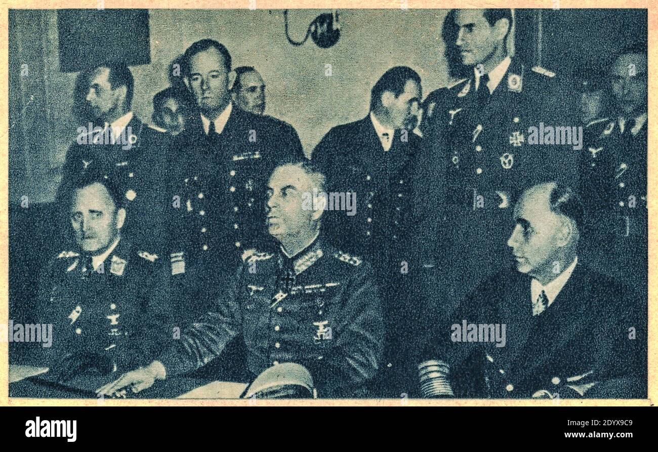 BERLIN, DEUTSCHLAND - 8. MAI 1945: Bei einer Zeremonie im sowjetischen Militärhauptquartier in Berlin, Luftwaffe kommandierenden General Hans Stumpf, Feldmarschall WI Stockfoto