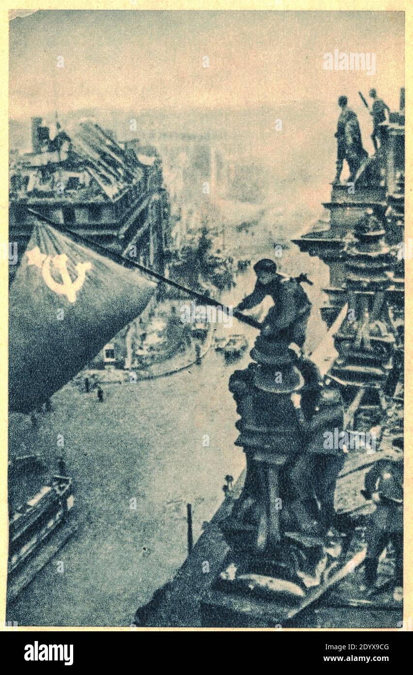 BERLIN, DEUTSCHLAND - 2. MAI 1945: Das Anheben einer Fahne über dem Reichstag, ein Foto, das während der Schlacht von Berlin am 2. Mai 1945 aufgenommen wurde Stockfoto