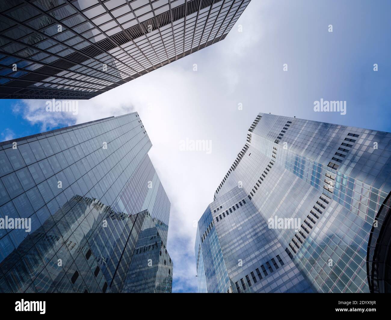 Ein dramatischer Blick auf drei kommerzielle Wolkenkratzer von Undershaft in der City of London, 22 Bishopsgate, die St. Helen's und Leadenhall Gebäude Stockfoto