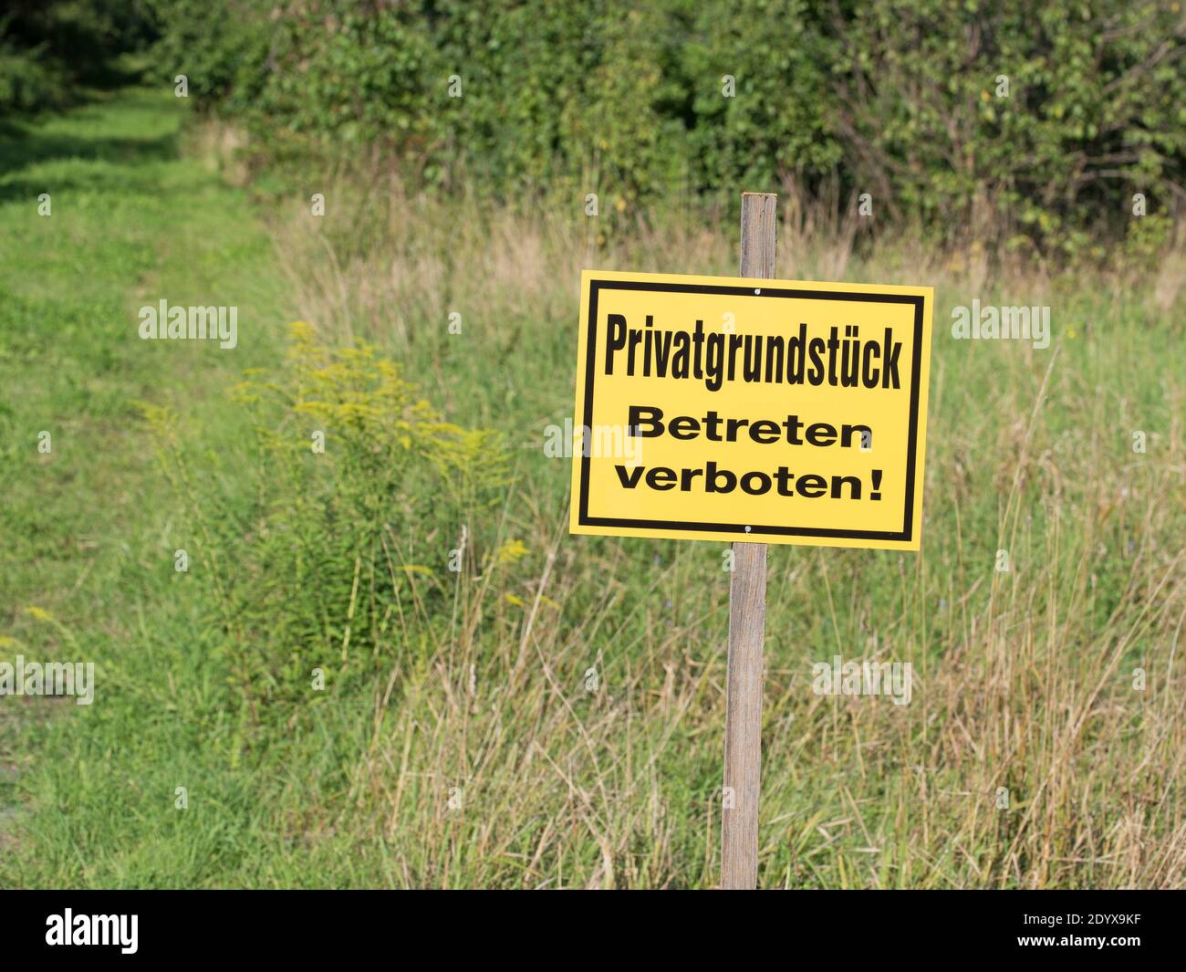 Schild mit dem Aufdruck 'Privatgrundstück, Betreten verboten', Übersetzung 'Privatgrundstück, Eintritt verboten' Stockfoto