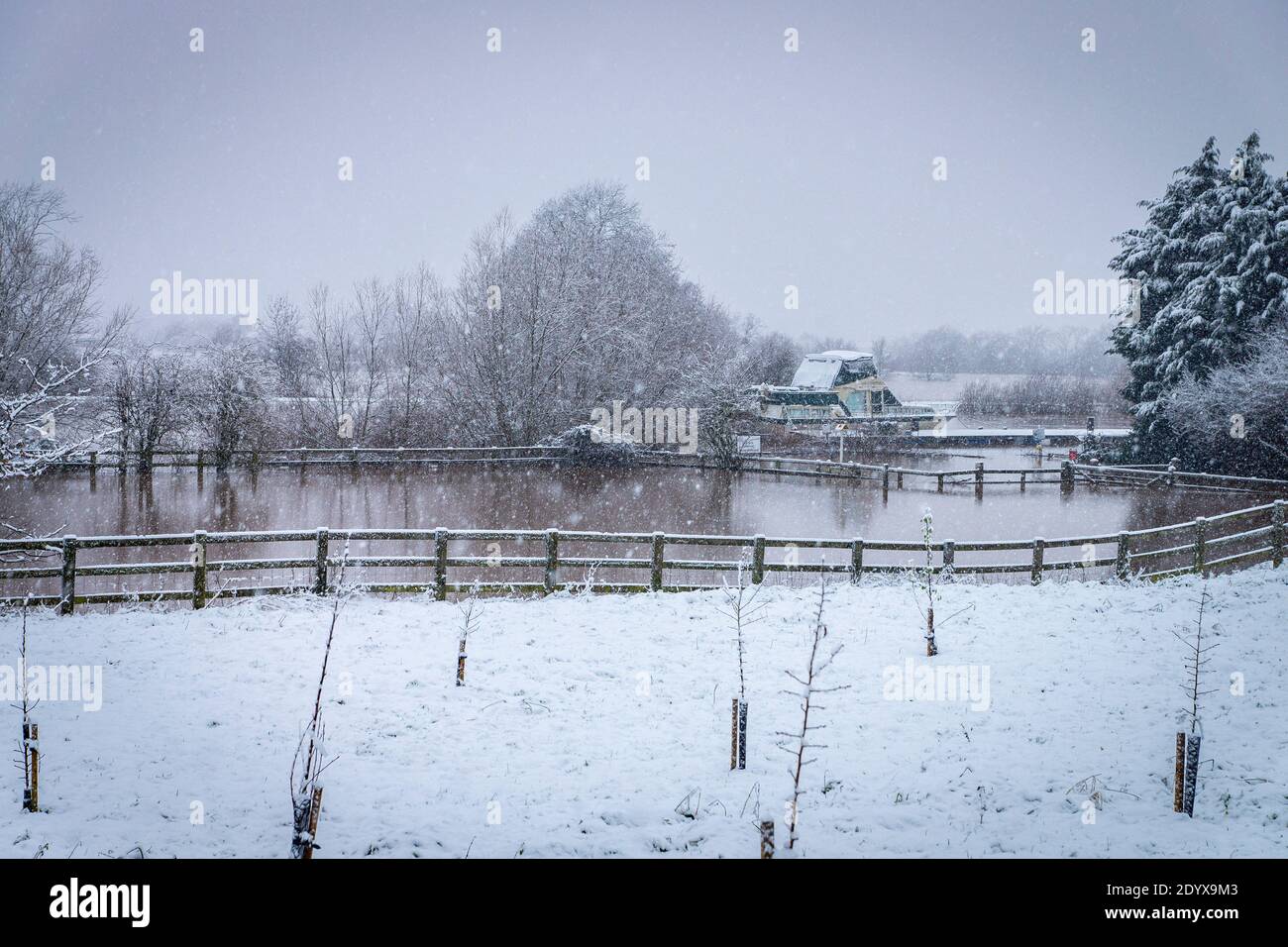Hochwasser und Schnee entlang des Flusses Severn, Kempsey, Worcester, Dezember 2020 Stockfoto