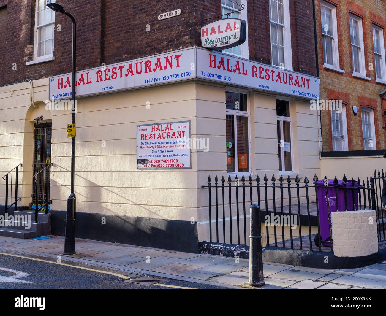 Das Halal Restaurant wurde 1939 eröffnet und ist das älteste indische Restaurant im East End, an der Ecke von Allie Street und St. Mark's Place in Aldgate Stockfoto
