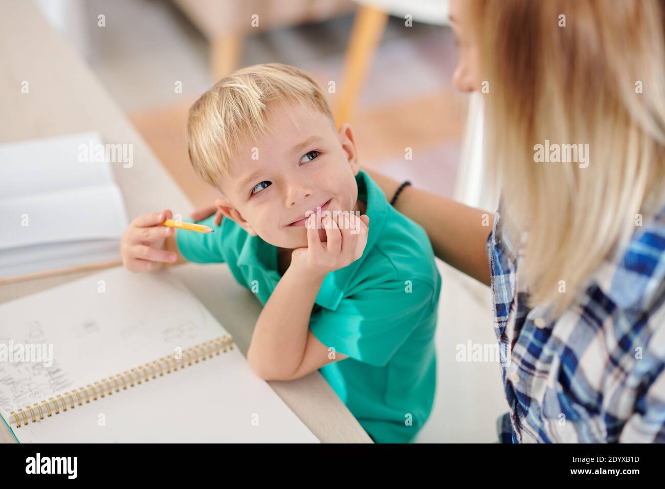 Glücklicher Junge, der Mutter ansieht Stockfoto