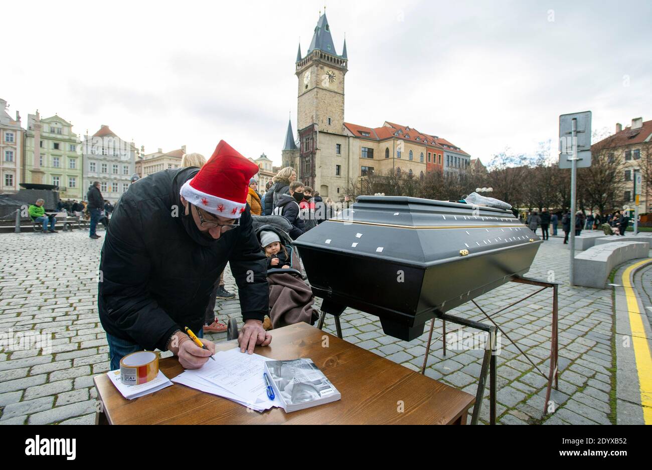 Manifest für die normale Welt - Save Czechia veranstaltet eine Bühnenveranstaltung aus Protest gegen die Verletzung von Rechten und Freiheiten. Vertreter der PES-Initiative Chcipl verteilen traditionelle Weihnachtssuppe auf dem Altstädter Ring, Tschechische Republik, 24. Dezember 2020. (CTK Photo/Katerina Sulova) Stockfoto