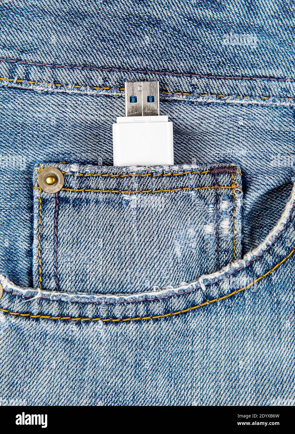 USB-Flash-Laufwerk in der Jeans-Tasche Nahaufnahme Stockfoto