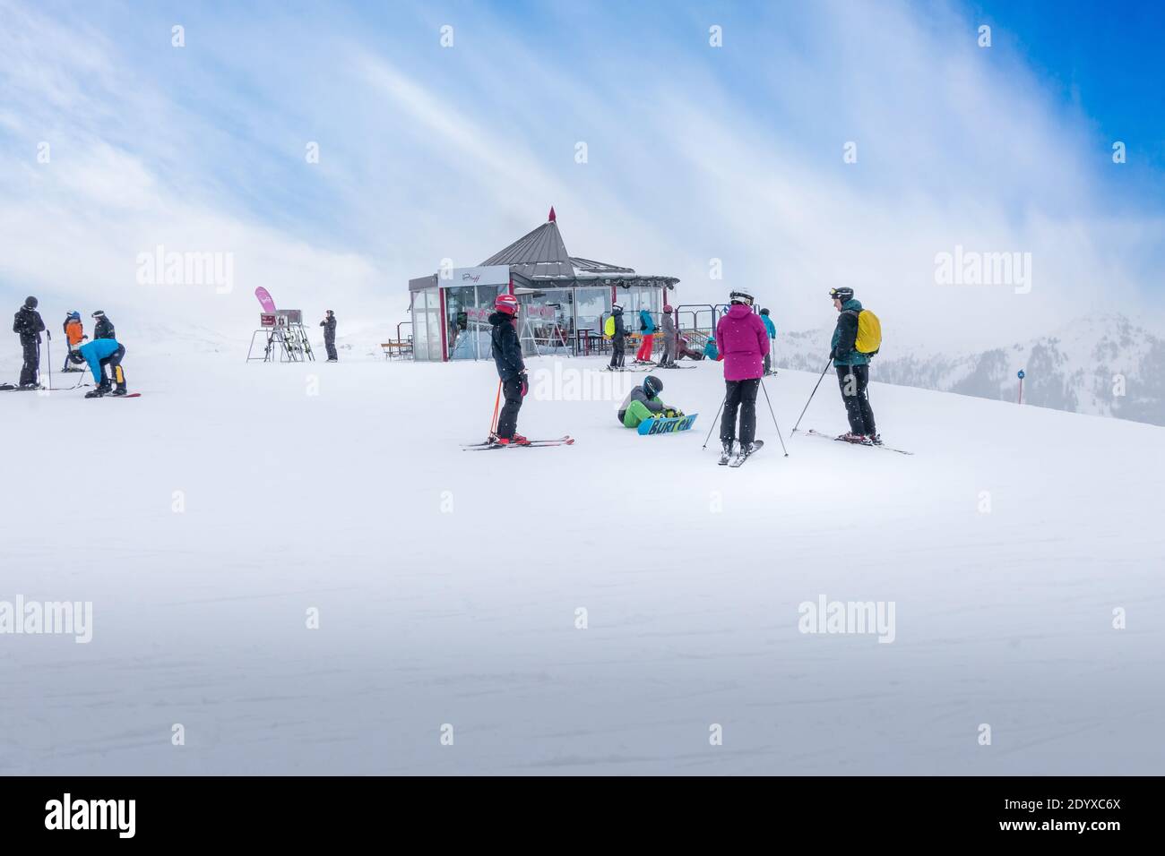 Saalbach, Österreich - 1. März 2020: Menschen Skifahren auf der Skipiste des winterresort australien Stockfoto